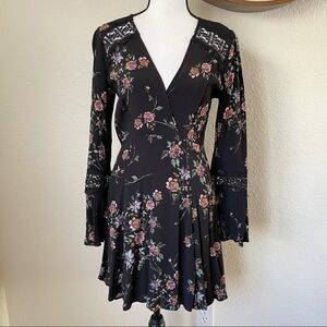 ASTR The Label Bell Sleeve V-neck Floral Dress Lace Detail Keyhole Back Medium